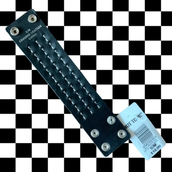 NWT Hot Topic 3 row pyramid stud bracelet - Picture 2 of 5